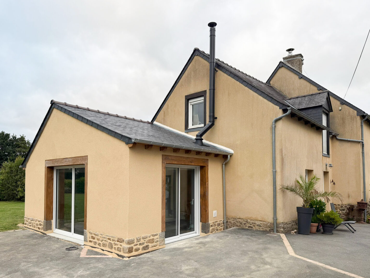 maison JUA en rénovation. Exterieur de maison. Crépi beige