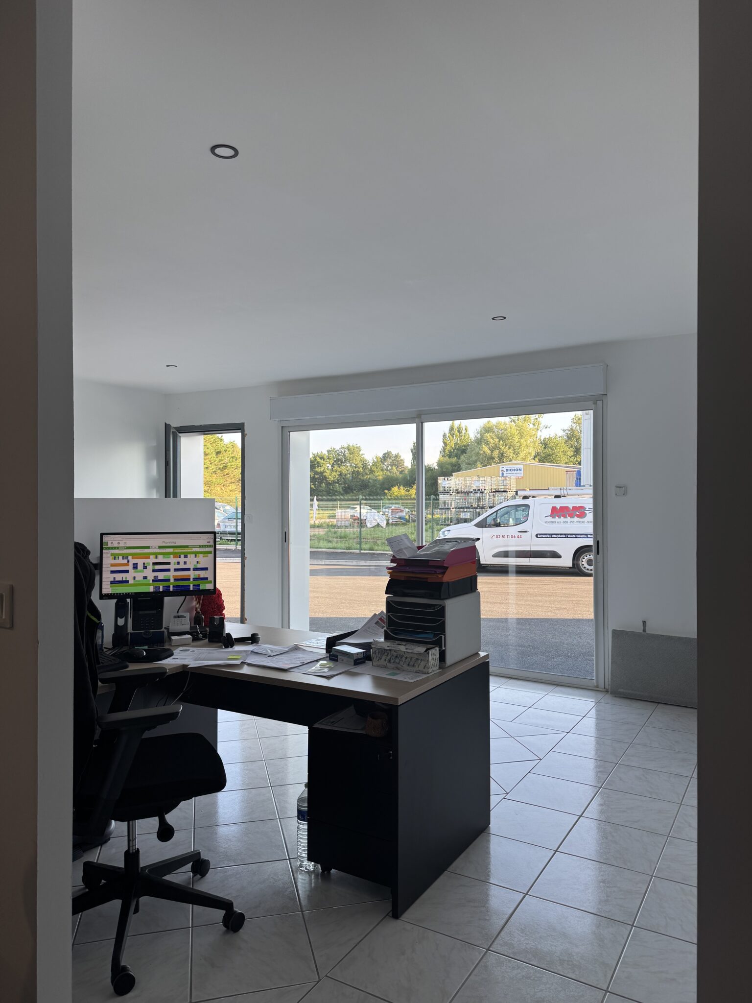 bureau après travaux pour l'entreprise MVS, réhabilitation par JUA architecture